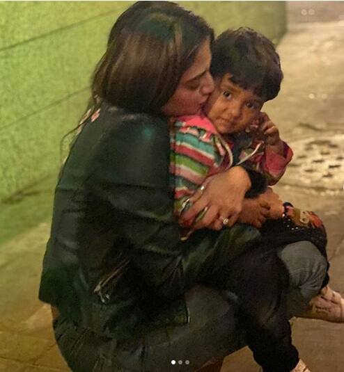 Nusrat Jahan Shares Pics With Boy Selling Balloons বেলুন বিক্রি করছিল একরত্তি ছেলে, জড়িয়ে ধরে ছবি পোস্ট নুসরতের