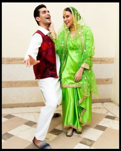 নেহা ধুপিয়া আর অঙ্গদ বেদী। এই দুজন সেজেছেন দুলহানিয়া লে জায়েঙ্গে’-র রাজ-সিমরণের আদলে। 