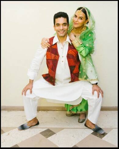 ‘দিলওয়ালে দুলহানিয়া লে জায়েঙ্গে’-র মেহেন্দী লাগাকে রাখনা গানের আদলে পোশাক পরেছেন দুজন।