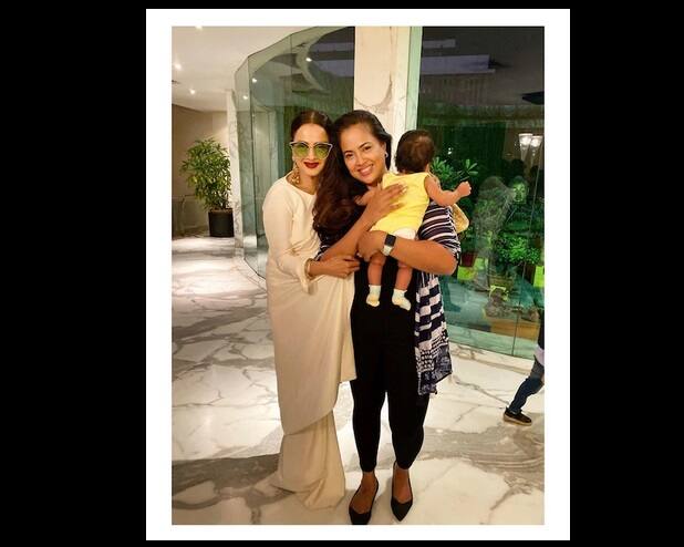 সম্প্রতি অভিনেত্রী রেখার সঙ্গে দেখা হয়েছিল সমীরার পরিবারের। ছোট্ট নইরাকে দেখে খুবই খুশি হন রেখা।