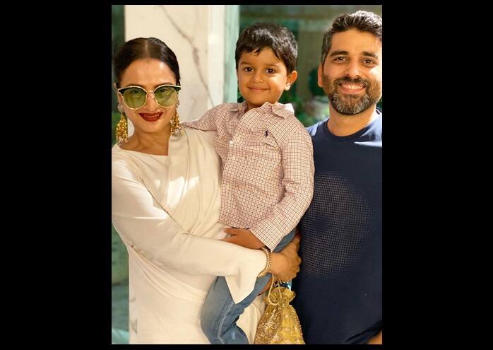 বড় ছেলে হ্যান্সকেও কোলে নিয়ে আদর করেন রেখা।