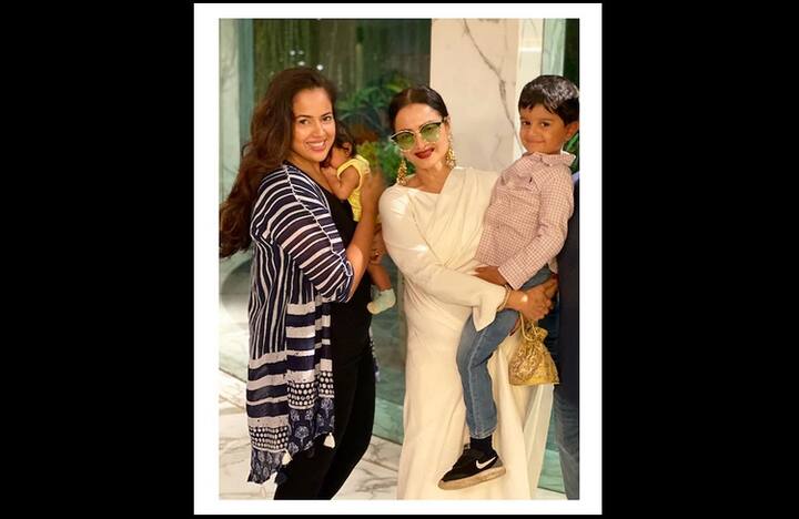 সমীরা ও তাঁর দুই সন্তানের সঙ্গে রেখা।