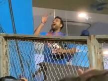 গ্যালারিতে মেয়ে, ড্রেসিংরুম থেকে ইশারায় ইঙ্গিতে কথা বললেন রোহিত, ভিডিও ভাইরাল