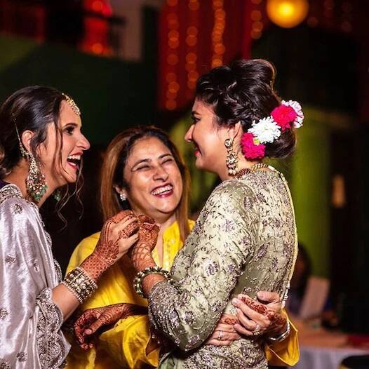 মা ও বোনের সঙ্গে। 