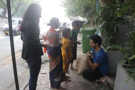 প্যাকেটে মোড়া খাবার হাতে হাতে তুলে দিলেন তিনি।