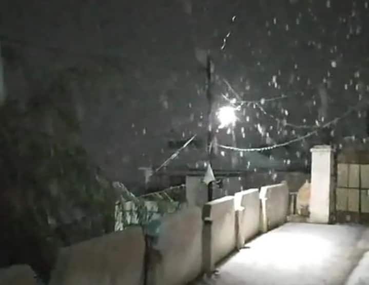 রাতের অন্ধকারে উপত্যকা ঢাকল সাদা চাদরে।