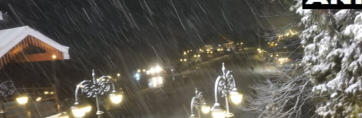 রাস্তাঘাট ঢেকেছে বরফে।