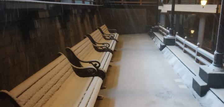 মলে বসার চেয়ারেও তুষার-চাদর। সব ছবি -এএনআই