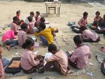 গরু ছাগল পেয়েছে কোট, উত্তর প্রদেশে স্কুল পড়ুয়াদের সোয়েটার নেই এখনও