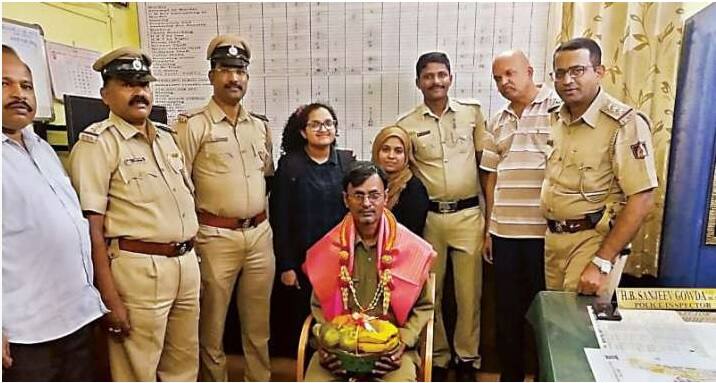 ফেলে যাওয়া ১০ লক্ষ টাকা যাত্রীকে ফিরিয়ে দিয়ে সংবর্ধিত বেঙ্গালুরুর অটোচালক Bengaluru - Auto driver returns cash to owner, feted ফেলে যাওয়া ১০ লক্ষ টাকা যাত্রীকে ফিরিয়ে দিয়ে সংবর্ধিত বেঙ্গালুরুর অটোচালক