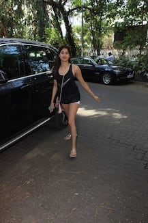 ছবিতে দেখুন- শরীর চর্চায় মনোনিবেশ, জিমের বাইরে ক্যামেরাবন্দি জাহ্নবী