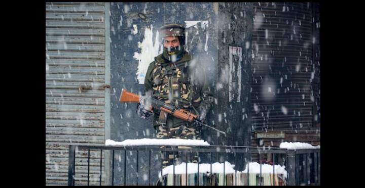 বরফের মাঝেই অতন্দ্র প্রহরা। 