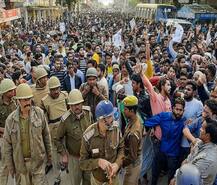 উত্তরপ্রদেশ: সিএএ-বিরোধী বিক্ষোভ: মউ-তে পুলিশ থানায় তাণ্ডব, ১৪৪ ধারা জারি, বিভিন্ন জায়গায় বন্ধ ইন্টারনেট পরিষেবা