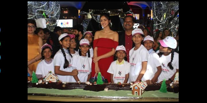 একটি এনজিওর উদ্যোগে ওই শিশুরা শপিং মলে একত্রিত হয়েছিল। তাদের সঙ্গে চুটিয়ে মজা করলেন অনন্যা।