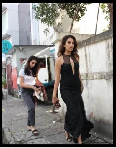 কালো গাউন পড়েছিলেন মীরা।