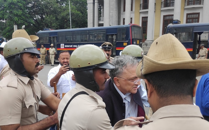 Cops says Ramachandra Guha was served lunch পুলিশের ‘মানবধর্ম’, আটকের পর ইতিহাসবিদ রামচন্দ্র গুহকে লাঞ্চ, সকালে মুক্তি