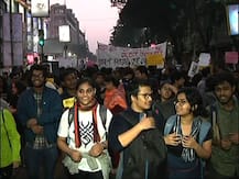 নাগরিকত্ব আইনের প্রতিবাদে মিছিল পড়ুয়াদের, সেন্ট্রাল অ্যাভিনিউতে বিজেপির রাজ্য দফতরের সামনে পুলিশের সঙ্গে ধস্তাধস্তি