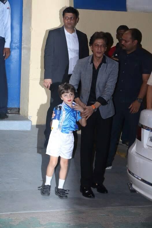 ছেলেকে উত্সাহ দিতেই স্কুলের অনুষ্ঠানে আসেন শাহরুখ। (ছবি-মানব মঙ্গলানি)