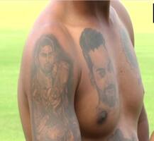 দেখুন, শরীর জুড়ে বিরাট কোহলির ট্যাটু! নজর কাড়লেন ওড়িশার অনুরাগী