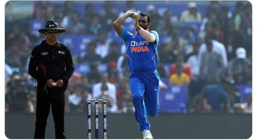 হ্যামিল্টনে নিউজিল্যান্ডের বিরুদ্ধে চলতি টি ২০ সিরিজের   তৃতীয় ম্যাচে টানটান থ্রিলারে সুপার ওভারে জিতল ভারত। টসে হেরে প্রথমে ব্যাট করতে নামে ভারত। রোহিত শর্মার ঝোড়ো ৬৫ রানের ইনিংসে ভর করে ভারত নির্ধারিত ২০ ওভারে করে পাঁচ উইকেট ১৭৯ রান। রান তাড়া করতে নেমে একটা সময় জয়ের গন্ধ পাচ্ছিল ব্ল্যাক ক্যাপরা। কিন্তু ভারতের পেসার মহম্মদ শামির একটা ওভার ম্যাচের মোড় পাল্টে দিল।  কার্যত নিশ্চিত হারের মুখ থেকে দলকে টেনে তুললেন তিনি। ম্যাচ গড়াল সুপার ওভারে।  শেষ দুই বলে রোহিতের ছক্কায় নিউজিল্যান্ডের মাঠে প্রথমবার টি ২০ সিরিজ জয় নিশ্চিত করল মেন ইন ব্লু ব্রিগেড। ভারত সিরিজে এগিয়ে গেল ৩-০। 