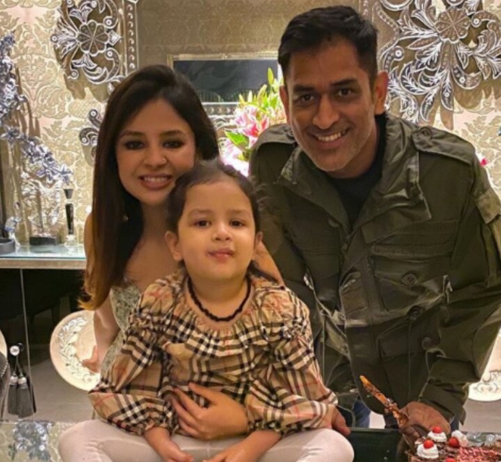 MS Dhoni's daughter Ziva sings Malayalam bhajan মালয়ালি ভাষায় ভজন গেয়ে হৃদয় জিতল ধোনি-কন্যা জীভা, দেখুন ভিডিও