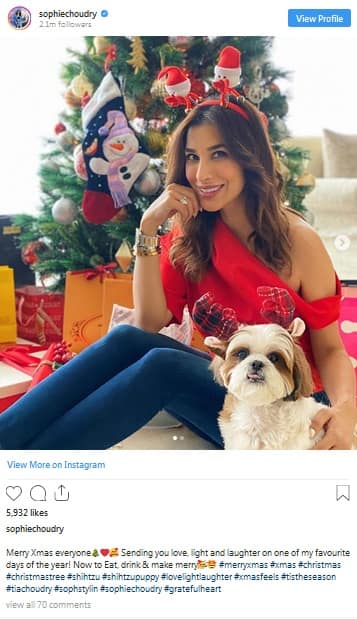 টুকটুকে লাল অফ শোল্ডার টপে নজর কাড়লেন সোফি।