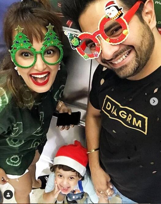 ছেলের সঙ্গে দুই ছোট পর্দার নায়ক নায়িকা নিশা রাওয়াল ও কর্ণ মেহরা।