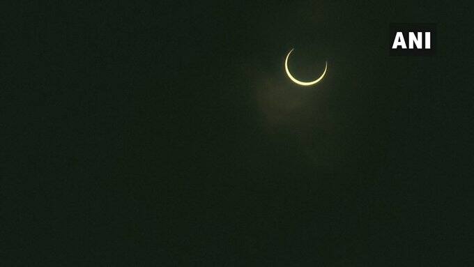 দশকের শেষ বলয়গ্রাস সূর্যগ্রহণ ঘিরে দেশে-বিদেশে উৎসাহ তুঙ্গে। কলকাতা সহ বিভিন্ন জায়গা থেকে দেখা যায় সূর্যগ্রহণ। ছবি সৌজন্যে এএনআই