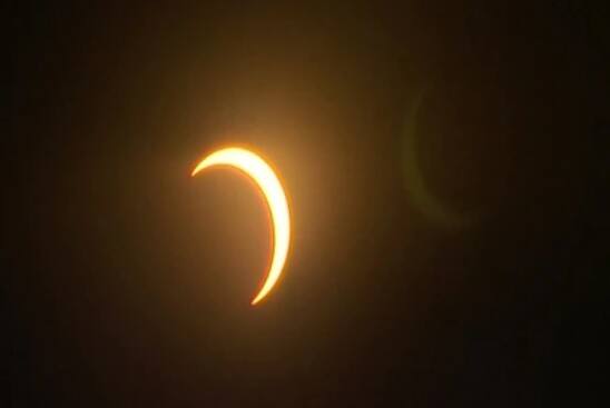 দেখছেন শ্রীলঙ্কায় সূর্যগ্রহণের ছবি।