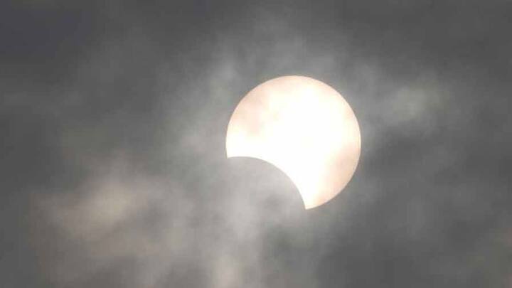 সকাল থেকেই ভারত সহ বিভিন্ন দেশে আকাশের দিকে চোখ ছিল অনেকেরই। আজ ছিল এই দশকের শেষ সূর্যগ্রহণ। কলকাতাতেও আংশিক সূর্যগ্রহণ দেখা গেল।  এ রাজ্যে বাধ সেধেছিল মেঘ। কিন্তু মেঘের আড়াল সরিয়ে চাঁদের ছায়া ঢাকা সূর্য উঁকি দিয়ে গেল কলকাতার আকাশে। রবীন্দ্র সরোবর থেকে সুমন দে-র ক্যামেরায় ধরা পড়ল এরই কিছু খণ্ডচিত্র, সঙ্গে শীতের মেঘলা দিনে গাছের ডালে বউ কথা কও পাখিও...। 