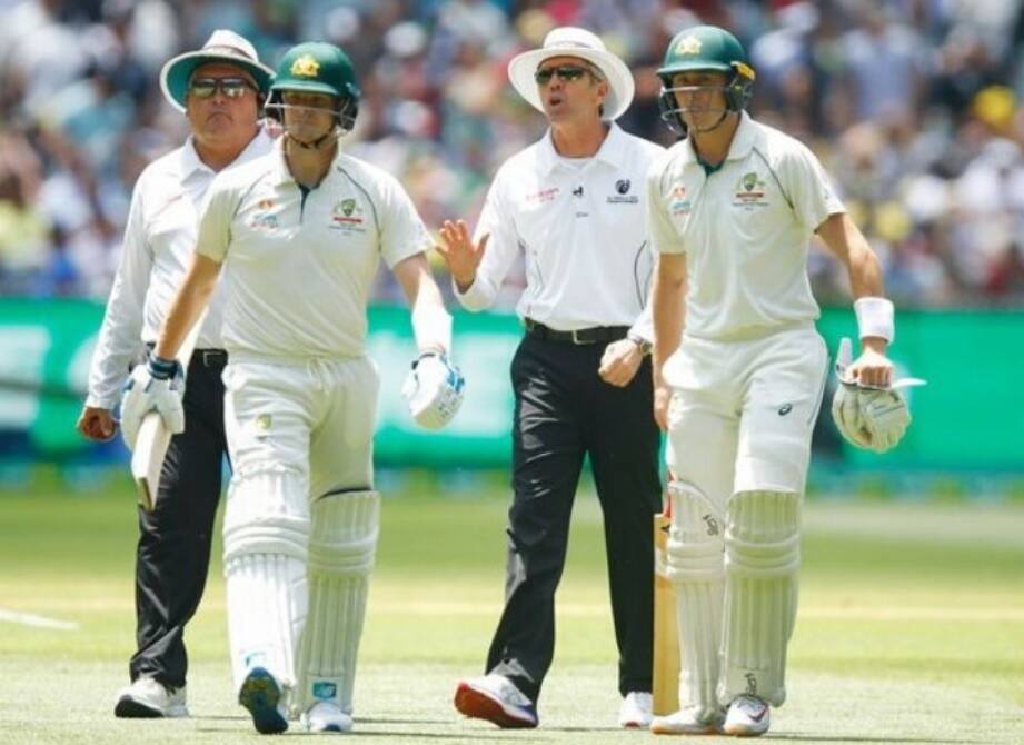 AUS vs NZ, 2nd Test, Smith argues with umpire Nigel Llong over dead-ball rule বক্সিং ডে টেস্টের প্রথম দিন ডেড বল সংক্রান্ত নিয়ম নিয়ে আম্পায়ার নাইজেল লংয়ের সঙ্গে তর্ক স্টিভ স্মিথের