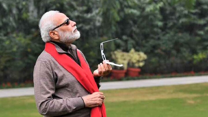 Modi welcomes meme of him watching eclipse সূর্যগ্রহণ দেখার ছবি ঘিরে মিম, স্বাগত জানালেন মোদি