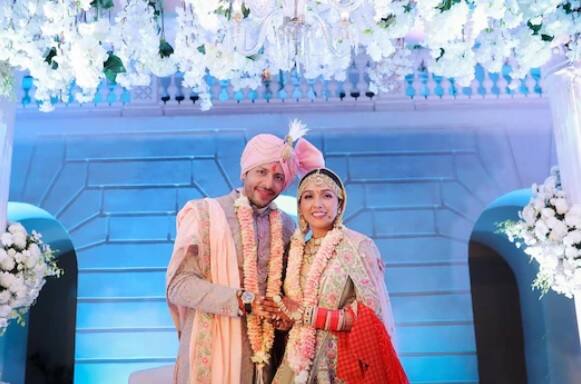 ১৫ ফেব্রুয়ারি হায়দরাবাদে ‘মণিকর্ণিকা: দ্য কুইন অফ ঝাঁসি’-র অভিনেতা নীহার পাণ্ড্যর সঙ্গে বিয়ে হয় গায়িকা নীতি মোহনের। নীহারের সঙ্গে এর আগে বলিউড তারকা দীপিকা পাদুকোনের সম্পর্ক ছিল। গত বছর রণবীর সিংহের হয়ে বিয়ে হয় দীপিকার। তার কয়েকমাসের মধ্যেই নীহারও বিয়ে করেন। ছবি সৌজন্যে ইনস্টাগ্রাম