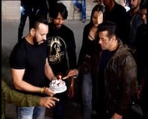 পরিবারের সদস্যদের সঙ্গে জন্মদিনে কেক কাটলেন সলমন খান, দেখুন ছবি