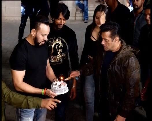 মাঝরাতে বার্থডে কেক কাটলেন তিনি