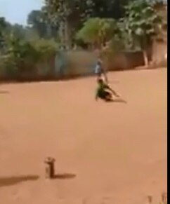 physically challenged boy playing cricket, video viral শারীরিক প্রতিবন্ধকতাকে তুচ্ছ করে অন্যান্যদের সঙ্গে এক শিশুর তুখোড় ক্রিকেট, ভিডিও মন জিতে নিল সোশাল মিডিয়ার