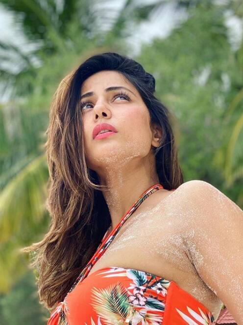 এই মুহূর্তে মলদ্বীপে রয়েছেন হিনা। সঙ্গী রকি। 
