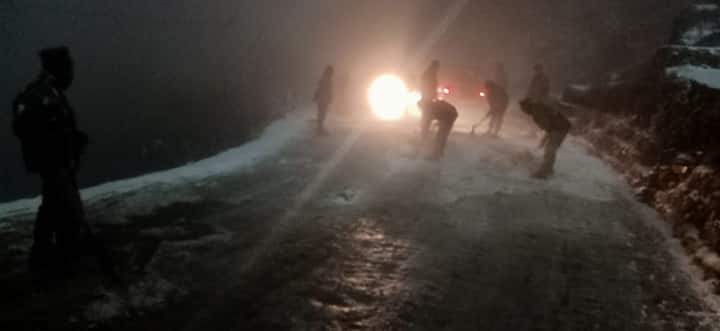 সেনার তরফে জানানো হয়েছে, শুক্রবার সন্ধায় নাথু লা-ছাঙ্গু লেক থেকে ফেরার সময় জওহরলাল নেহরু সড়কের বিভিন্ন জায়গায় আটকে পড়ে পর্যটক বোঝাই প্রায় ৩০০টি গাড়ি।