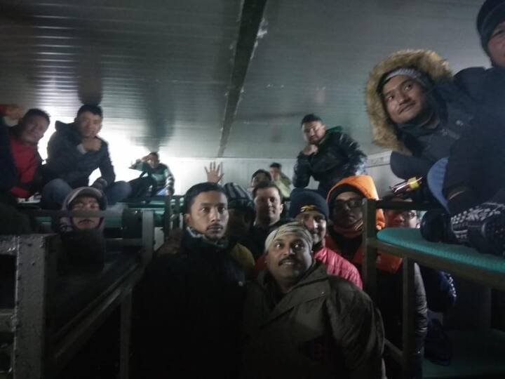 এরই মাঝে শুক্রবার সিকিমের নাথুলা পাস থেকে ফেরার পথে প্রবল তুষারপাতে আটকে পড়েন ১৫০০ পর্যটক। তাঁদের উদ্ধার করে সেনাবাহিনী। 