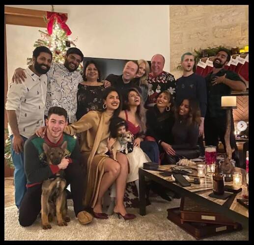 সেই পার্টির ছবি ও শেয়ার করেছেন নিক-প্রিয়ঙ্কা।