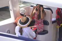 গেটওয়ে অফ ইন্ডিয়ায় মা গৌরী ও ভাই আবরামের সঙ্গে শাহরুখ কন্যা সুহানা