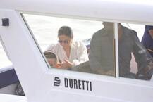 গেটওয়ে অফ ইন্ডিয়ায় মা গৌরী ও ভাই আবরামের সঙ্গে শাহরুখ কন্যা সুহানা