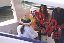 গেটওয়ে অফ ইন্ডিয়ায় মা গৌরী ও ভাই আবরামের সঙ্গে শাহরুখ কন্যা সুহানা