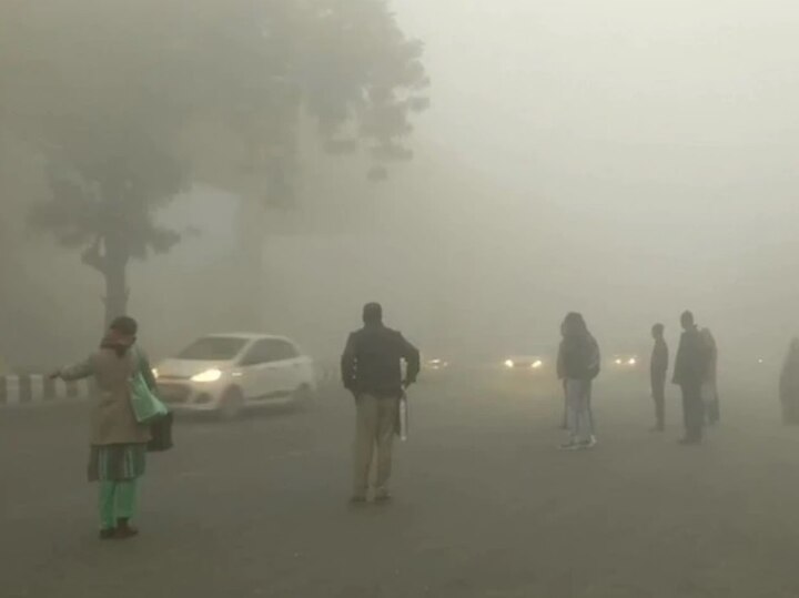 Dense fog blankets Delhi NCR, visibility drops to zero at many places, trains, flights affected দিল্লিতে শৈত্যপ্রবাহ, ঘন কুয়াশা, বিভিন্ন জায়গায় দৃশ্যমানতা শূন্য, ব্যাহত ট্রেন-উড়ান পরিষেবা