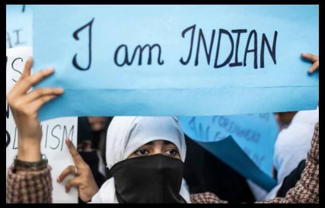 নাগরিকত্ব সংশোধনী আইন: এই আইনে ২০১৪ সালের ৩১ ডিসেম্বর পর্যন্ত যে সমস্ত হিন্দু, শিখ, বৌদ্ধ, জৈন, পার্সি ও খ্রিস্টান বাংলাদেশ, পাকিস্তান ও আফগানিস্তান থেকে ভারতে এসেছেন, তাঁদের অনুপ্রবেশকারী বলে গণ্য করা হবে না ও তাঁদের সবাইকে ভারতীয় নাগরিকত্ব দেওয়া হবে। তবে ধর্মকে মাপকাঠি করা হয়েছে, এই যুক্তিতে এই আইনের প্রতিবাদে বেশ কিছু পিটিশন জমা পড়েছে সুপ্রিম কোর্টে।