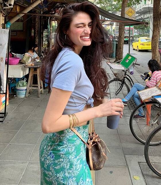 থাইল্যান্ড থেকে এই ছবিটি পোস্ট করেছেন আথিয়া।