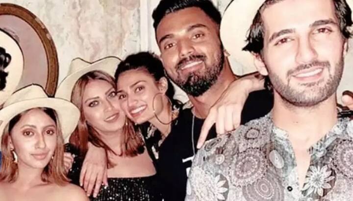 বন্ধুদের সঙ্গে। ছবি- ইনস্টাগ্রাম