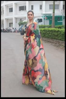 ছবিতে দেখুন, শাড়ি পরে 'ছপক' ছবির প্রচার! দীপিকায় মুগ্ধ নেটিজেনরা