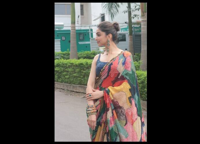 তাঁর এই দেশি-গার্ল লুক বেশ প্রসংশিত হয়েছে নেটিজেনদের কাছে।