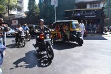 ছবি: মুম্বইয়ের রাস্তায় বাইক চালাচ্ছেন সোনাক্ষী, অবাক ভক্তরা